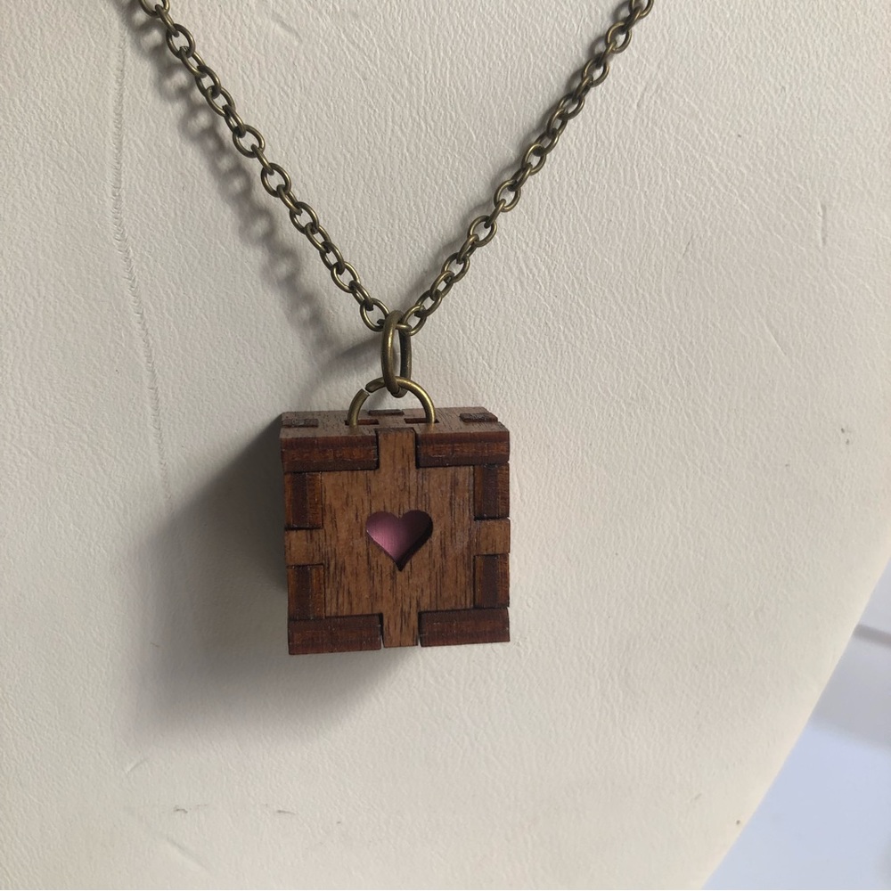 NWT Unpossible Cuts Lockbox with pink heart wood pendant necklace